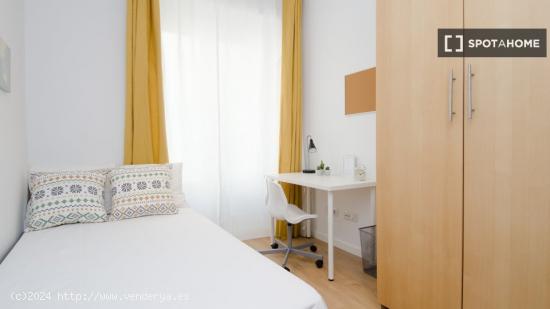 Se alquila habitación en piso de 7 dormitorios en Madrid - MADRID