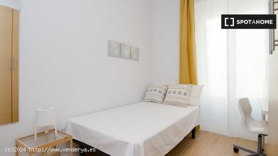 Se alquila habitación en piso de 7 dormitorios en Madrid - MADRID