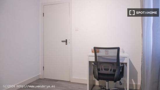 Habitaciones para alquilar en apartamento de 5 dormitorios en Madrid - MADRID