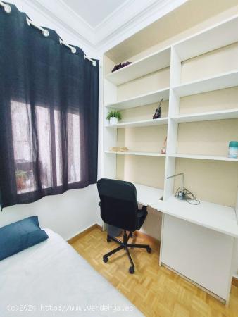  Habitación en apartamento compartido de 5 dormitorios situado cerca de Moncloa, Madrid - MADRID 