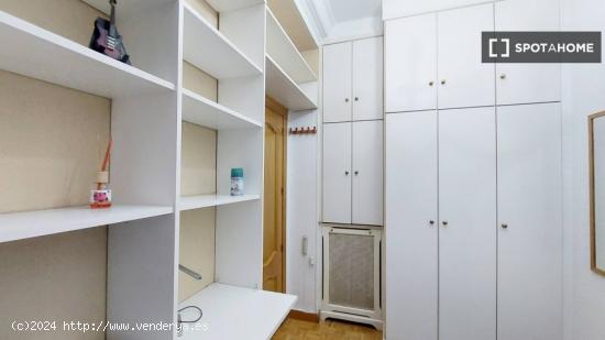 Habitación en apartamento compartido de 5 dormitorios situado cerca de Moncloa, Madrid - MADRID