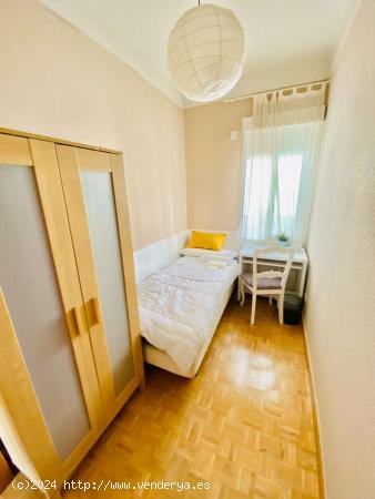  Habitación en apartamento compartido de 5 dormitorios situado cerca de Moncloa, Madrid - MADRID 