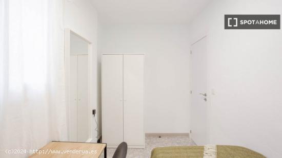 Se alquila habitación en piso compartido en Valencia - VALENCIA