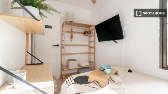 Habitación en piso compartido en barcelona. - BARCELONA