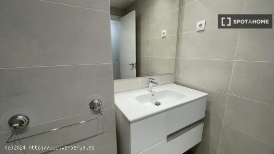 Se alquilan habitaciones en apartamento de 4 dormitorios en Arganzuela, Madrid - MADRID