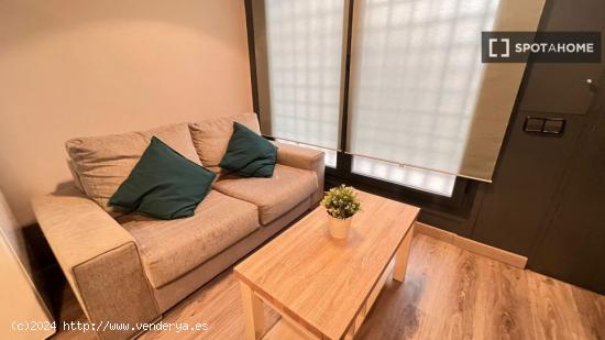 Se alquilan habitaciones en apartamento de 1 dormitorio en Tetuán - MADRID