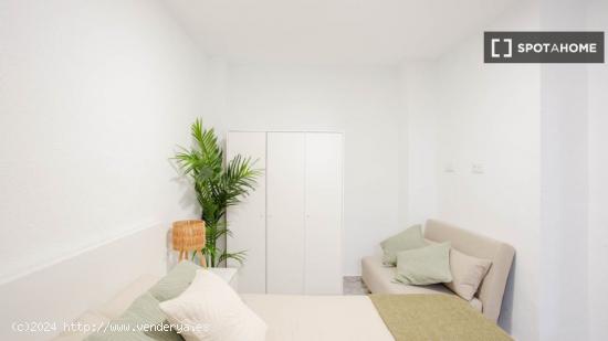 Se alquila habitación en piso compartido en Valencia - VALENCIA