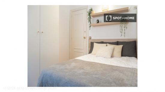 Habitación enorme con escritorio en el apartamento compartido, Chamberi - MADRID