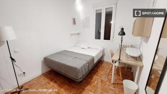 Se alquila habitación en piso de 5 habitaciones en Delicias, Madrid! - MADRID