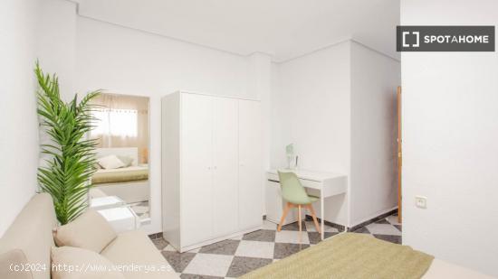 Se alquila habitación en piso compartido en Valencia - VALENCIA