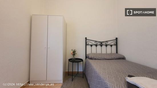 Se alquila habitación en piso de 5 dormitorios en Valencia - VALENCIA