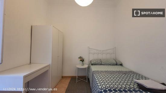 Se alquila habitación en piso de 5 dormitorios en Valencia - VALENCIA