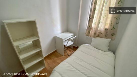 Se alquila habitación en piso de 5 dormitorios en Ríos Rosas, Madrid - MADRID