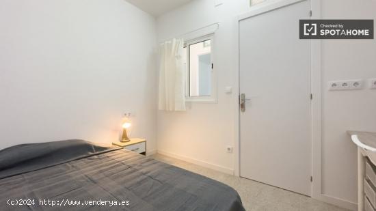 ¡Acogedor dormitorio en apartamento de 7 habitaciones en alquiler en Barcelona! - BARCELONA