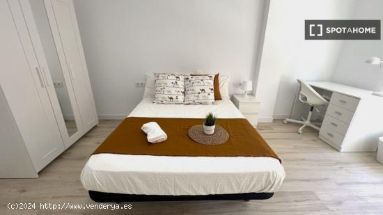 Amplia habitación con cama doble en apartamento de 5 dormitorios en Algiros, València - VALENCIA