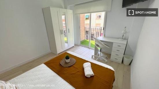 Habitación con cama doble y balcón en apartamento de 5 dormitorios en Algiros, València - VALENCI