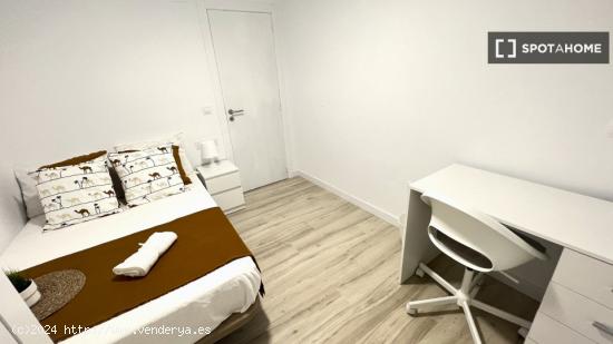 Acogedora habitación con cama individual en apartamento de 5 dormitorios en Algiros, València - VA