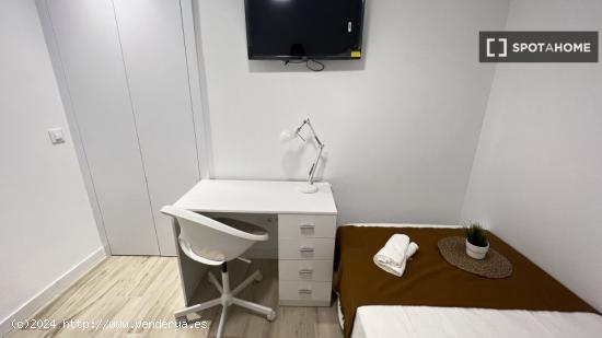 Acogedora habitación con cama individual en apartamento de 5 dormitorios en Algiros, València - VA