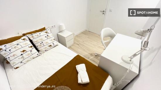 Acogedora habitación con cama individual en apartamento de 5 dormitorios en Algiros, València - VA