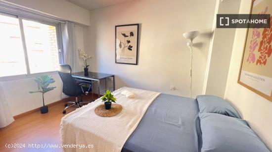 Habitación con cama doble en apartamento de 3 dormitorios en Algiros, València - VALENCIA