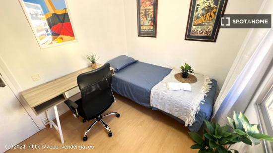 Habitación con cama individual en apartamento de 3 dormitorios en Algiros, València - VALENCIA