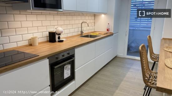 Se alquila habitación en apartamento de 3 dormitorios en Campanar, Valencia - VALENCIA