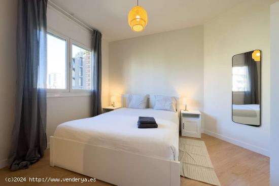  Se alquilan habitaciones en apartamento de 4 habitaciones en Sagrada Familia - BARCELONA 