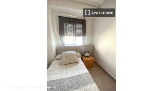 Se alquila habitación en piso de 3 dormitorios en Mestalla, Valencia - VALENCIA