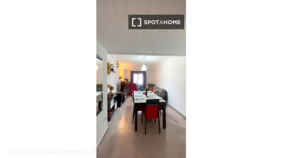 Se alquila habitación en piso de 3 dormitorios en Mestalla, Valencia - VALENCIA