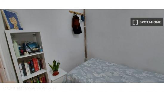 Se alquila habitación en piso de dos habitaciones en Barcelona - BARCELONA