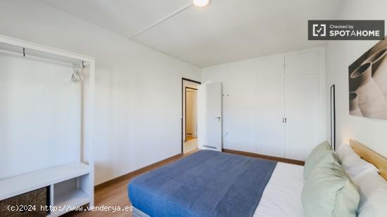 Se alquilan habitaciones en un apartamento de 7 dormitorios en L'Eixample - BARCELONA