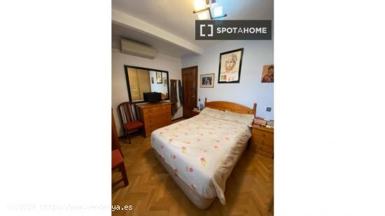 Se alquila habitación en apartamento de 3 dormitorios en Villaverde, Madrid - MADRID