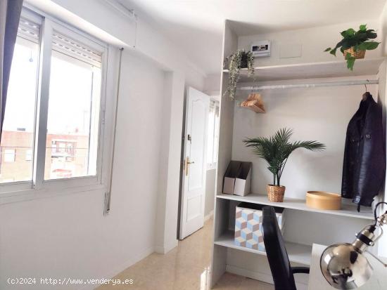  Se alquila habitación en piso de 5 habitaciones en Madrid - MADRID 