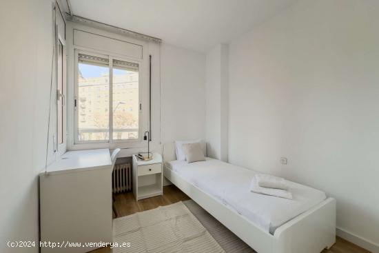  Habitaciones en alquiler en apartamento de 4 dormitorios en sant martí. - BARCELONA 