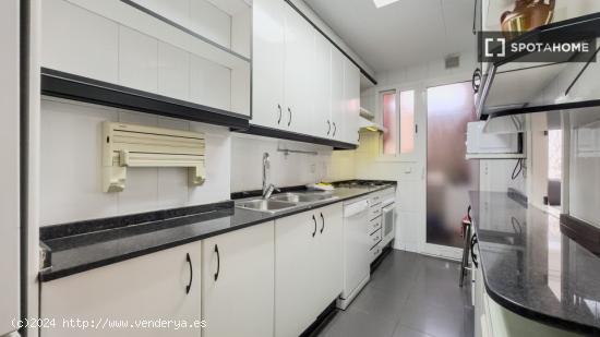 Habitaciones en alquiler en apartamento de 4 dormitorios en sant martí. - BARCELONA