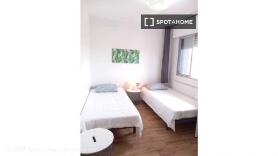 Se alquilan habitaciones en apartamento de 2 dormitorios en Palomeras Sureste - MADRID