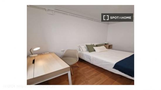 ¡Se alquilan habitaciones en un apartamento de 6 habitaciones en Barcelona! - BARCELONA