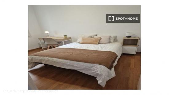 ¡Se alquilan habitaciones en un apartamento de 6 habitaciones en Barcelona! - BARCELONA