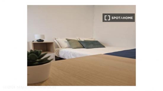 ¡Se alquilan habitaciones en un apartamento de 6 habitaciones en Barcelona! - BARCELONA