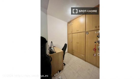 Se alquila habitación en piso de 4 habitaciones en Barcelona - BARCELONA