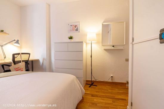  Se alquila habitación en piso compartido en Barcelona - BARCELONA 