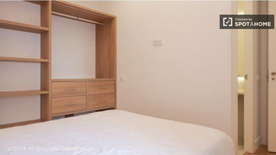 Habitaciones en apartamento de 3 dormitorios en Chamberí - MADRID