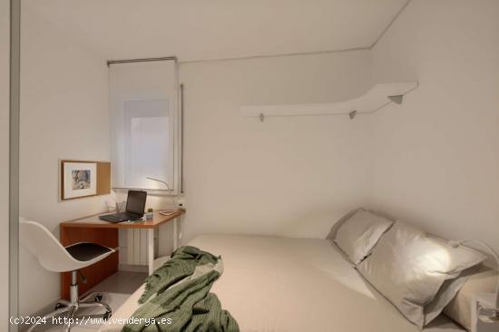  Se alquila habitación en apartamento de 4 dormitorios en Sants, Barcelona - BARCELONA 