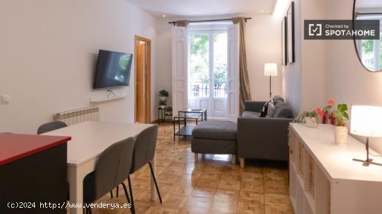 Apartamento de 4 dormitorios en alquiler en Embajadores - MADRID