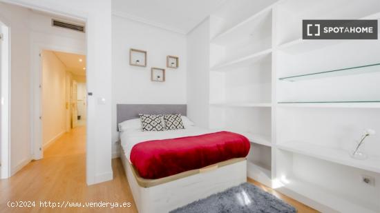 Se alquila habitación en piso compartido en Madrid - MADRID