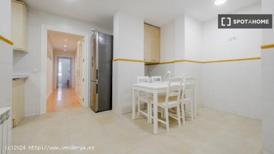 Se alquila habitación en piso compartido en Madrid - MADRID