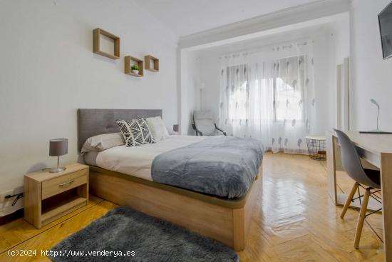  Se alquila habitación en piso compartido en Madrid - MADRID 