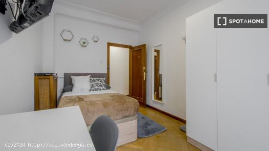 Se alquila habitación en piso compartido en Madrid - MADRID