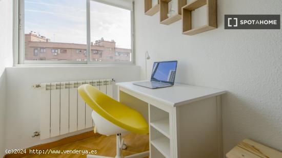 Se alquila habitación en piso compartido en Madrid - MADRID