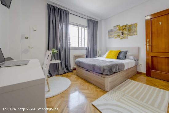  Se alquila habitación en piso compartido en Madrid - MADRID 